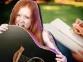 Rote Haare, Gitarre im Mund, während eine Hand Noten für die Songstruktur schreibt.