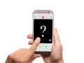 Dłoń trzyma smartfon z aplikacją randkową. Na ekranie widnieje znak zapytania i ikony: X, gwiazdka, serce, błyskawica. To **Tinder oznaczenia** – decyzja należy do Ciebie!