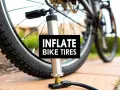 En cykelpump ansluten till ett cykeldäck. Lär dig hur pumpar man en cykel för en smidig tur.