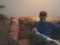 Vito Bambino wpatrzony w dal, siedzi na kanapie. Czyżby myślał o swojej nowej płycie?