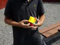 Ungdom med en färgglad Rubiks kub i händerna, redo för rubiks kub speed.
