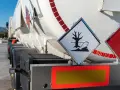 Cysterna z oznaczeniami ADR klasa 8. Znak zagrożenia dla środowiska i płomień.