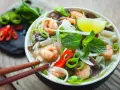 Aromatyczna zupa krewetkowa z makaronem ryżowym, świeżą miętą, chili i limonką. Idealna na rozgrzewkę.