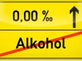 Znak drogowy informuje: 0,00 promila alkoholu. W Maroku nie można wwieźć alkoholu.