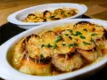 Deux gratins de soupe à l'oignon, dorés et gratinés, prêts à être dégustés. Une recette réconfortante.