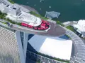 Widok z lotu ptaka na słynny singapur hotel statek z czerwonymi parasolami i basenem na dachu.