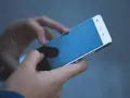 Dłonie trzymają smartfon, który może posłużyć jako telefon jako dowód w sprawie.