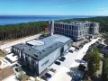 Nowoczesny aquapark i hotel z widokiem na morze. Idealne tanie noclegi nad morzem blisko plaży dla rodzin z dziećmi.