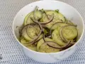 Ensalada refrescante de pepino y cebolla morada, perfecta para tus recetas con pepino.