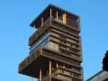 Antilia, najdroższy dom na świecie, to nowoczesny wieżowiec z przeszklonymi fasadami i tarasami, wsparty na filarach.