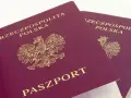 Dwa polskie paszporty z godłem orła. Ważność paszportu jest kluczowa do podróżowania.