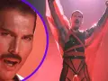 Freddie Mercury w czerwonym stroju, z rękami w górze, promuje swój **freddie mercury solo album**. Obok jego twarz z charakterystycznym wąsem.