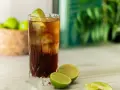 Idealny drink na upalne dni: Cuba Libre przepis. Orzeźwiający rum z colą i limonką, podany z lodem.