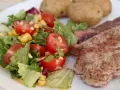 Idealny zestaw: soczysty stek, świeża sałatka z pomidorkami i kukurydzą oraz ziemniaki. Co do steka, to właśnie taki jest najlepszy!
