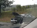 Zniszczony samochód po wypadku, maska otwarta, widoczne uszkodzenia. DKL rejestracja widoczna na przodzie pojazdu.