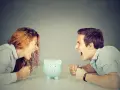 Un couple se crie dessus, poings serrés, devant une tirelire. Un vrai vol entre époux, la dispute pour l'argent est intense.