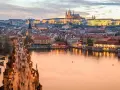 Zachód słońca nad Pragą, tłumy na Moście Karola. Czy do Czech trzeba mieć paszport? Nie, wystarczy dowód osobisty.