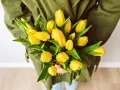 Bukiet żółtych tulipanów, symbolizujących radość i nadzieję. Co oznacza żółty tulipan? To uśmiech natury!