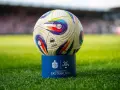 Piłka do gry na tle stadionu. Czy to zapowiedź emocjonującego meczu PKO Bank Polski Ekstraklasa w TVP Sport?