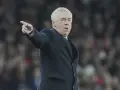 Carlo Ancelotti, con su característico gesto, señala algo en el campo.