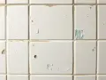 Jak zamaskować dziury w kafelkach: skuteczne metody naprawy i porady