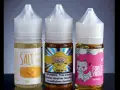 Tres botellas de líquidos para vapear con sales de nicotina: mango, limón y yogur de fresa.