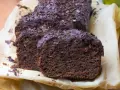 Najprostszy chlebek bananowy, wilgotny i czekoladowy, posypany wiórkami. Idealny na szybką przekąskę.