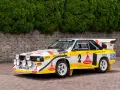 Ikoniczny Audi quattro S1 w biało-żółtych barwach z numerem 2, gotowy do rajdu.