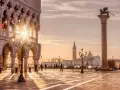 Alba a Venezia, con il Palazzo Ducale e la colonna di San Marco. Si dice che le piazze a Venezia si chiamino "campi" o "campielli".