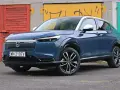 Niebieski Honda HR-V prezentuje swoje stylowe linie i kompaktowe honda hrv wymiary, idealne do miasta.