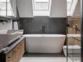 Modernt badrum med fristående badkar, dubbelhandfat och dusch. En totalrenovering badrum som andas lyx och avkoppling.
