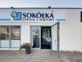 Salon okien i drzwi Sókółka z otwartymi drzwiami.