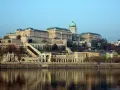 Budynek Zamku Królewskiego w Budapeszcie, jeden z najpiękniejszych miejsc na Węgrzech, odbija się w spokojnej wodzie Dunaju.