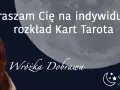 Kobieta z rudymi włosami zaprasza na indywidualny rozkład kart tarota. Wróżka Dobrawa oferuje wgląd w przyszłość, być może nawet w kwestie kochanków tarot.
