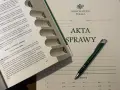 Księga spadki, akta sprawy i długopis Wielkopolskiej Izby Adwokackiej. Dokumenty dotyczące spadkodawcy i jego majątku.
