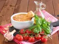Mortai con pesto alla trapanese, pomodorini, basilico, aglio e mandorle, pronti per un sapore autentico.