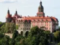 Zamek Książ, malowniczo położony na trasie turystycznej, zachwyca architekturą i otoczeniem.