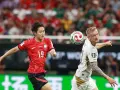 Jugador surcoreano con el número 19, Kang-in Lee, disputa un balón aéreo contra un rival.