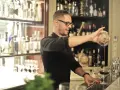 Ile zarabia barman w Polsce? Pensja, napiwki i czynniki</div>