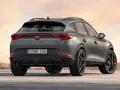 Tył sportowego SUV-a Cupra Formentor VZ5 w matowym szarym kolorze, z czterema końcówkami wydechu i charakterystycznymi światłami.