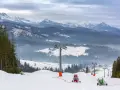 Idealne miejsce, gdzie w góry na narty. Stok przygotowany przez armatki śnieżne, z widokiem na ośnieżone szczyty.