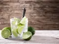 Orzeźwiający drink z limonką i lodem, ozdobiony plasterkami cytrusów. Idealny na upalne dni.
