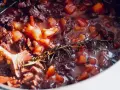 Herzhaftes Gulasch mit Tomaten und Rosmarin, ein köstliches bolognese rezept original.
