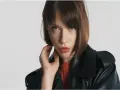 Mujer con cortes bob modernos, mirada intensa y labios rojos, luciendo una chaqueta de cuero negra.