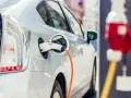 Ile kosztuje ładowanie samochodu elektrycznego? Sprawdź, jak zaoszczędzić