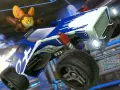 Niebiesko-biały samochód z Rocket League PS5 w powietrzu, z postacią w żółtym stroju obok.