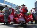 Tancerze w tradycyjnych strojach, z jakiego kraju pochodzi polka? Wirujące czerwone spódnice i męskie kamizelki.