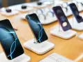 Flera iPhones visas upp på en disk, redo för den som vill byta iPhone. En iPhone 16 Pro Max syns tydligt.