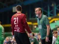 Patrik Liljestrand, trener Śląska Wrocław, udziela wskazówek zawodnikowi z numerem 21.