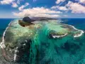 Niesamowity widok na Mauritius, gdzie podwodny wodospad tworzy iluzję spływającego piasku i mułu do głębin oceanu.